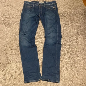 Blå Replay jeans slim fit - Snygga blå jeans från Replay med klassisk femficksdesign och raka ben. Perfekta för dig som gillar en tidlös och avslappnad stil.