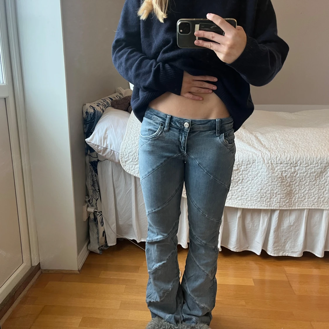 Lågmidjade ljusblå jeans med sned söm - 1