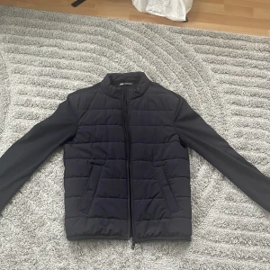 Zara Cardigan - Zara cardigan i storlek s är i perfekt skick inga skador. Denna modell säljs ej längre