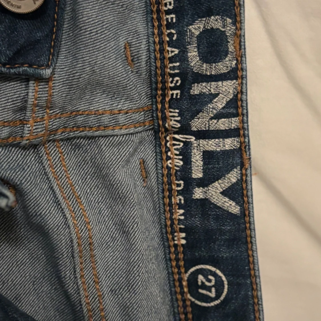 Blå bootcut jeans från ONLY med hål - 2