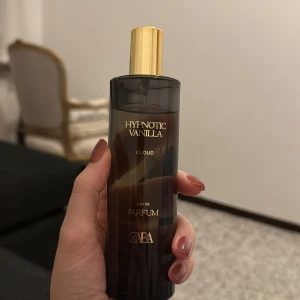 Zara Hypnotic Vanilla Cloud Parfym - Upptäck Hypnotic Vanilla Cloud från Zara, en Eau de Parfum med trendig look och modern känsla. Knappt använd och 80ml. 