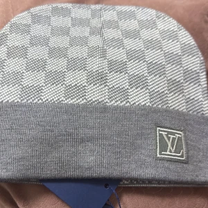 Grå märkes mössa rutig  - Grå rutig märkes mössa 