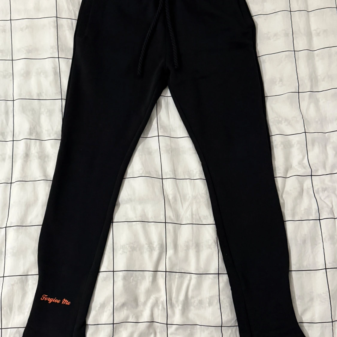 Svarta mjukisbyxor från SYNA med tryck - 1