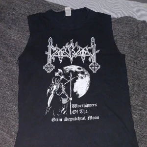 Svart ärmlös band-tshirt med tryck - Moonblood tröja