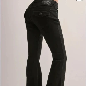 True religion jeans - Säljer dessa helt slutsålda true religion jeansen, de tillverkas inte längre så därav priset, kommer inte sänka priset! perfekt till hösten och skolan, har lagt billigaste frakten!💗