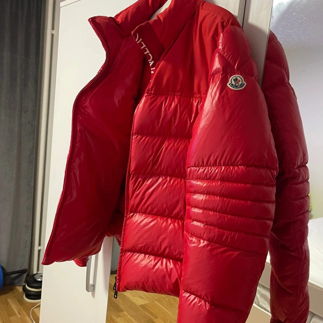 Röd Moncler pufferjacka med logga - 1