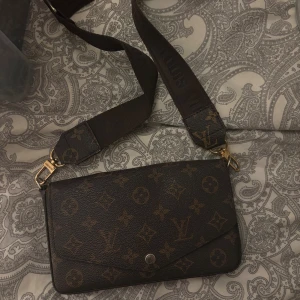  axelväska monogram - Perfekt för dig som vill ha en ikonisk designeraccessoar 