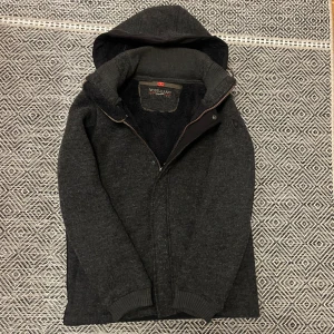 Fodrad ull cardigan / jacka - Sjukt snygg fodrad cardigan/ höstjacka med luva, perfekt nu mot hösten och vintern. Ullblandning, varm och skön. Luvan är även avtagbar. Bra skick. Skriv vid minsta intresse, pris kan diskuteras vid smidig affär😀