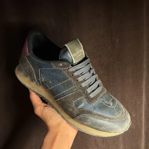 Valentino Garavani Rockrunner sneakers - Hjälper Alex att sälja! Skriv till @Alexp10 ifall ni är intresserade🙌