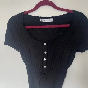 Söt topp - Säljer denna jättesöta svarta toppen från Zara, använd fåtal gånger🥰