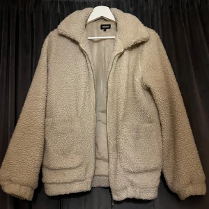 Teddy jacka - säljer min supermysiga teddyjacka i krämvit  då den tyvärr inte används längre💕strl 36/S💓pris kan diskuteras!!❣️❣️