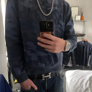 Unik Ralph Lauren sweatshirt - Säljer en unik Ralph Lauren tröja med camouflage mönster, den är storlek M men passar S snarare. Tröjan är i bra skick utan hål. Skriv för frågor!🚀