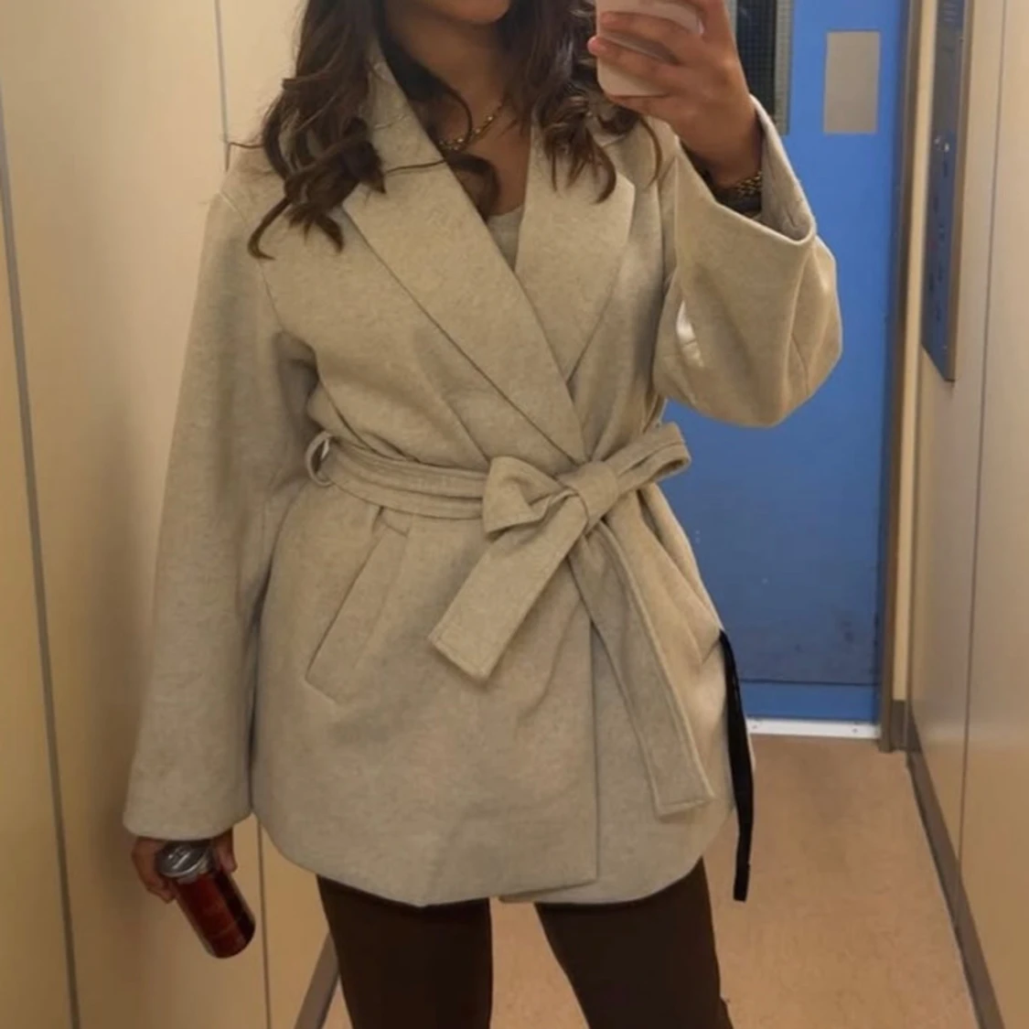Beige omlottkappa med bälte