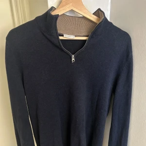 John Henric half zip - Säljer nu denna riktigt fina John Henric half zipen för bara 299! Den är knappt använd och i ett mycket bra skick. Vid frågor och funderingar är det bara att skriva!
