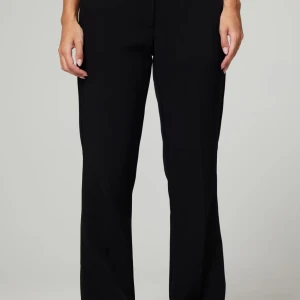 Vera Petite Flare kostymbyxor från Bik Bok - Snygga svarta kostymbyxor från Bik Bok i rak modell med figursydd passform. Säljer då de tyvärr är för små för mig. 🩷