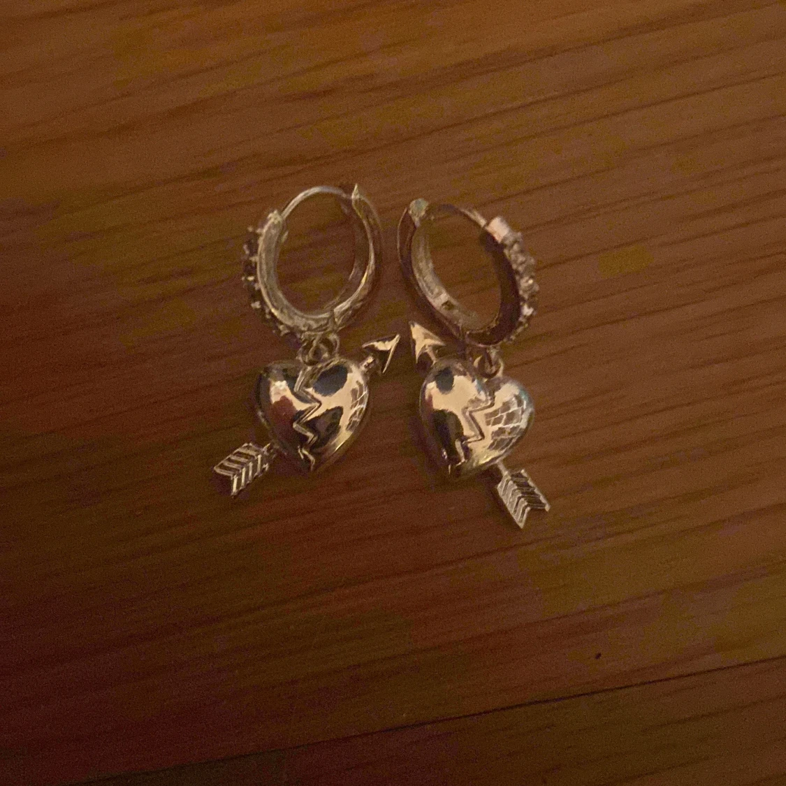 Silverörhängen med hjärta och pil - 2