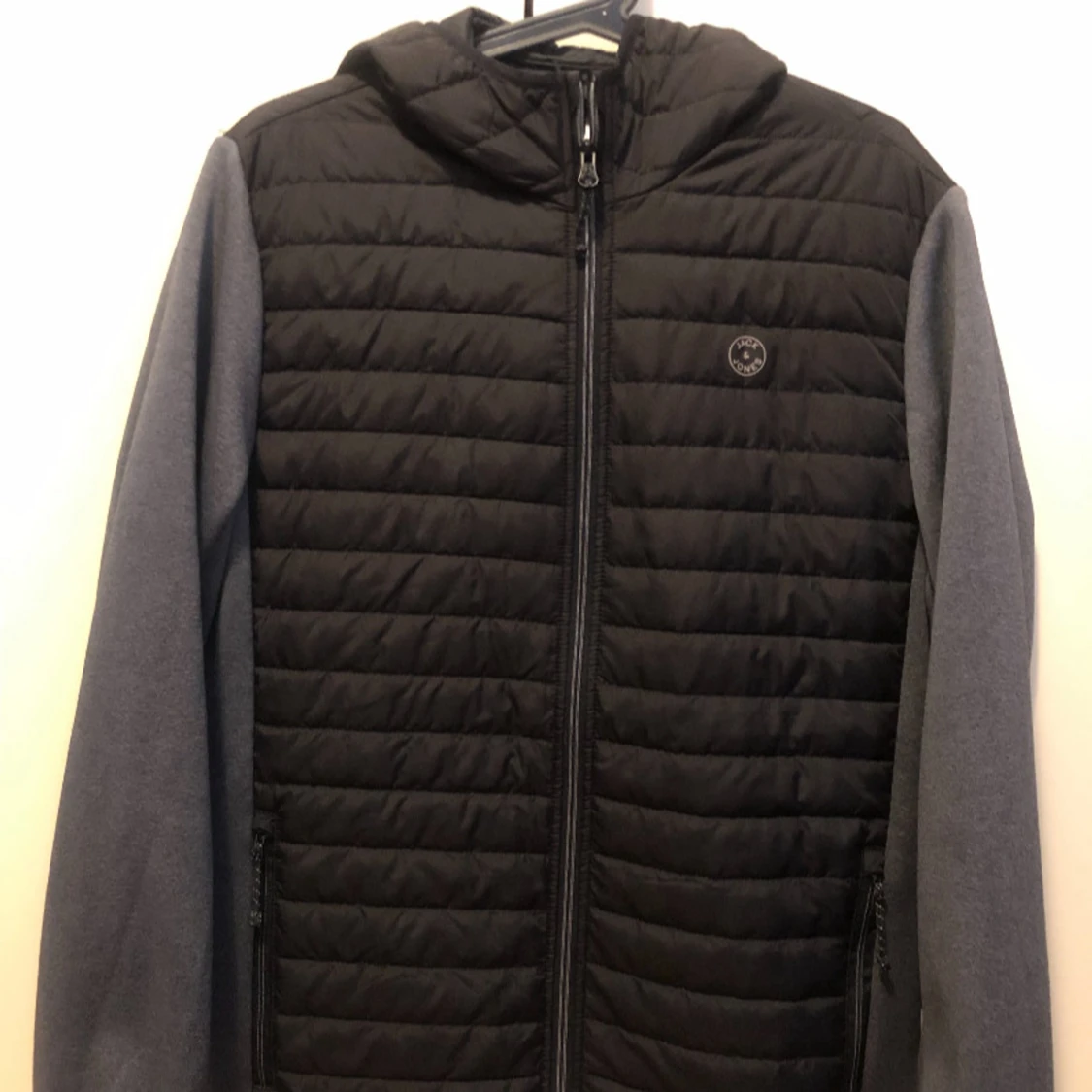 Svart och grå pufferjacka med huva - 1