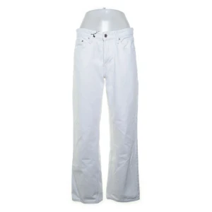 Baggy low waisted jeans - Snygga vita jeans med klassisk femficksdesign och vida ben. Jeansen är i bra skick och är lågmidjade.