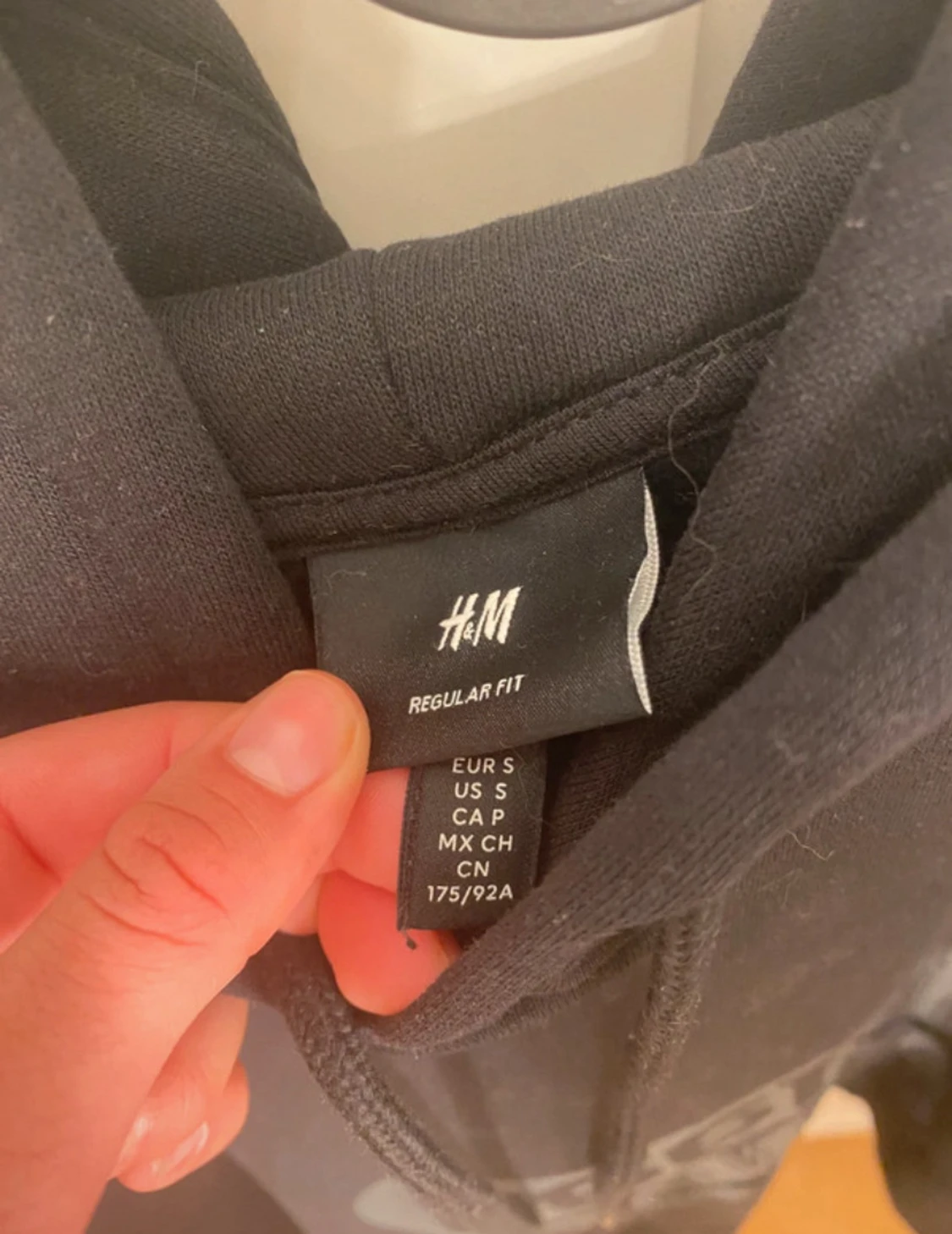 Svart hoodie från H&M med tryck - 1