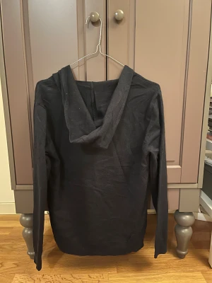 Mörkblå hoodie med dragkedja från LMTD - Mörkblå  från LMTD i storlek M, perfekt för dig som är 15-16 år. Tröjan har en klassisk huva och dragkedja framtill. Materialet känns mjukt och lätt, och modellen är normal i passningen med långa ärmar. Enkel och stilren design som funkar till många outfits.