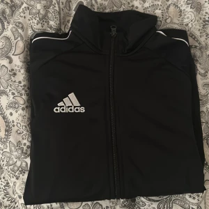 Adidas  - Adidas träningströja/jacka strl 13-14 år men är som en xs 