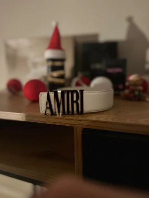 Amiri bälte  - Tja säljer nu detta sjukt feta amiri bälte som är perfekt nu under vintern och ännu mer fetare till sommaren🤝 och dessutom helt o använt💯pris ej hugget i sten🪨 bara o skriva om du har minsta lilla fråga
