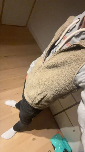 Beige fleeceväst Peak Performance - Säljer en beige fleeceväst från Peak Performance med hög krage och dragkedja framtill. Västen har en bröstficka i blankt tyg med broderad logga och dragkedja, samt två sidofickor. Varm och skön och passar dig mellan 170-180. Västen är i nyskick. Skriv vid frågor eller funderingar. 