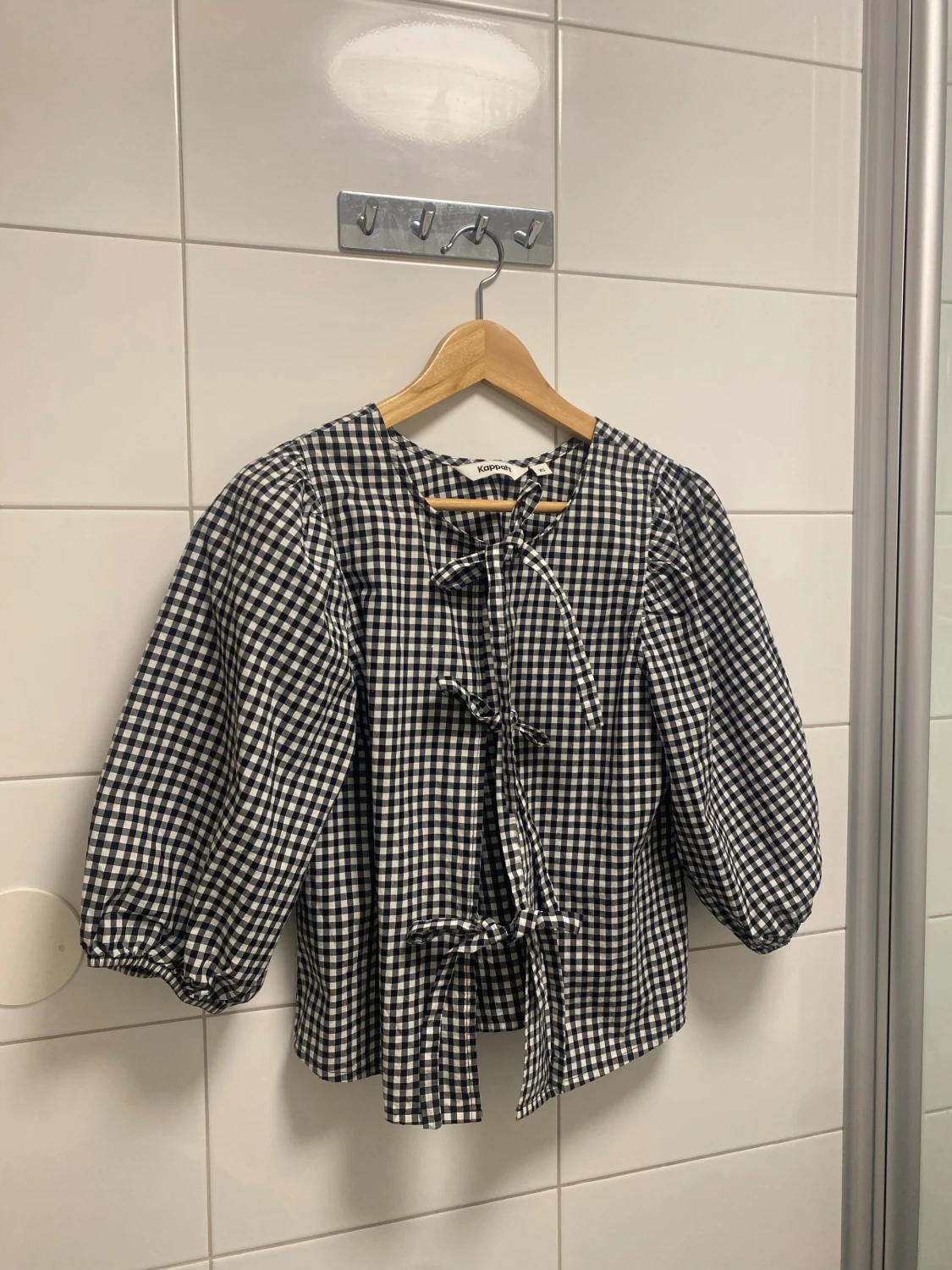 Rutig blus med knyt från Kappahl