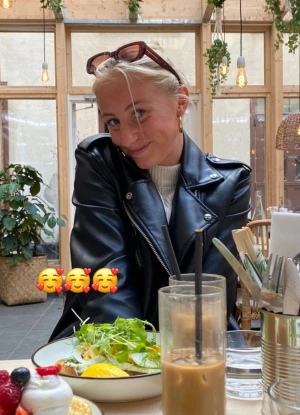 Skinnjacka - Säljer denna skinnjacka från stradivarius i storlek M. Knappt använd så väldigt bra skick. Säljer för 150kr