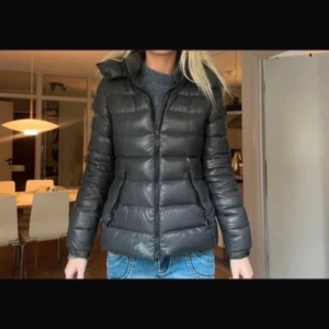 Moncler Maya  - Säljer denna moncler jacka, äkta från en second hand butik i Stockholm. Den är i storlek S och är vi hyfsat bra skick. 