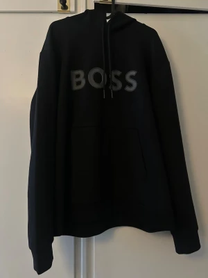 Hugo boss  hoodie - Svart hoodie från BOSS med stor logotyp i grått på bröstet. 