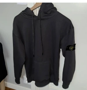 Grå stone Island hoodie - Säljer den här tröjan då han som köpte avbröt köpet. Helt oanvänd och sitter väldigt bra, pris kan diskuteras!