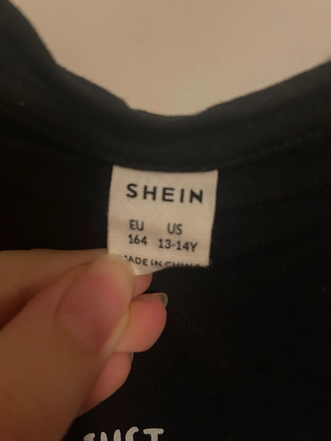 Svart t-shirt med björntryck från SHEIN - 1