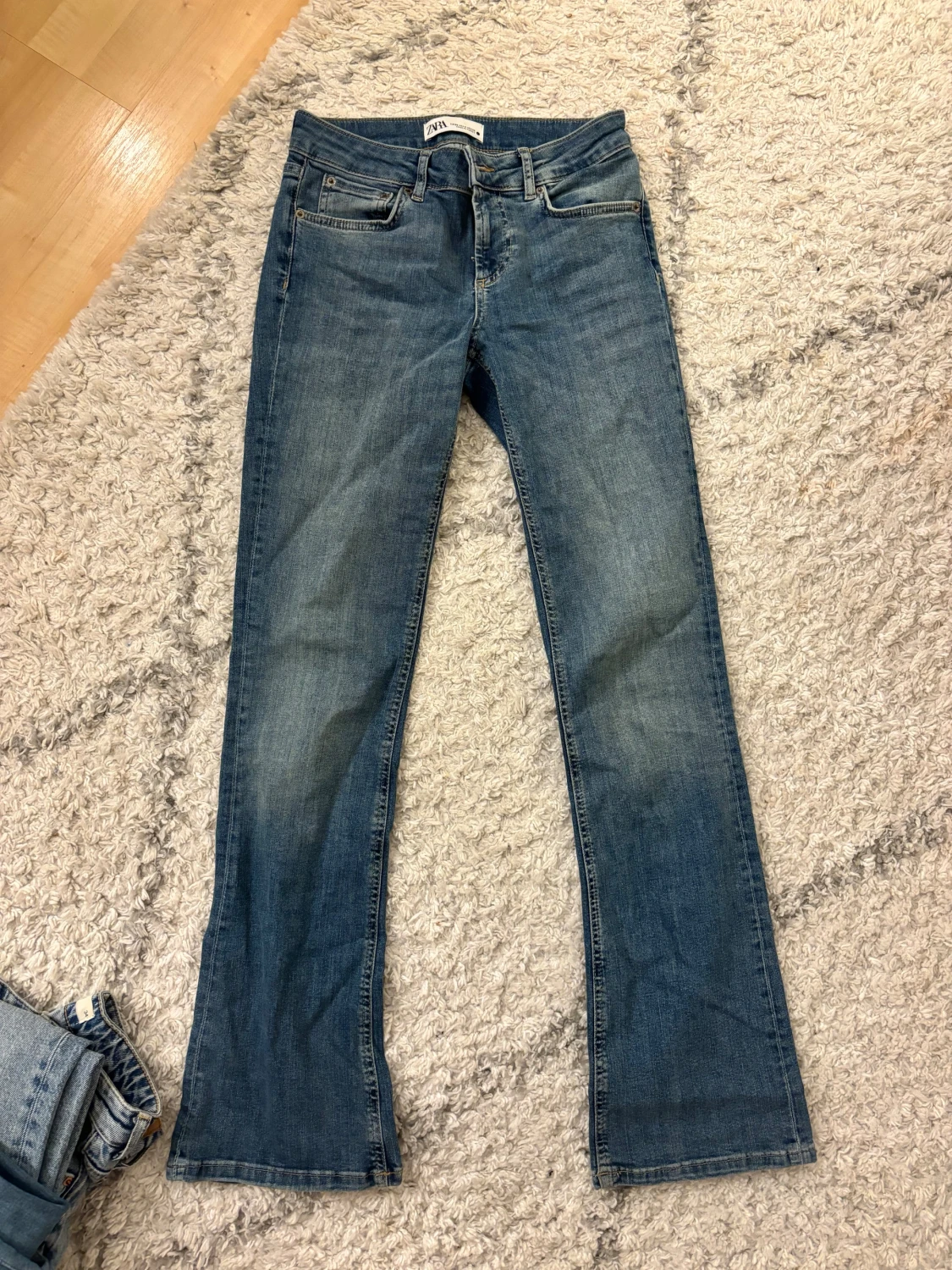 Blå bootcut jeans från Zara, strl 36