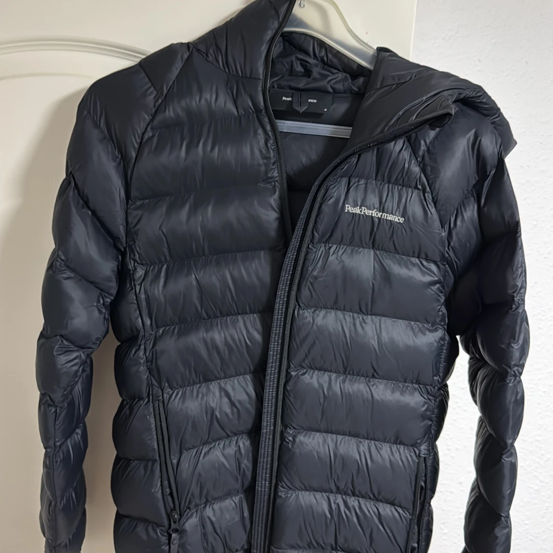 Svart dunjacka Peak Performance