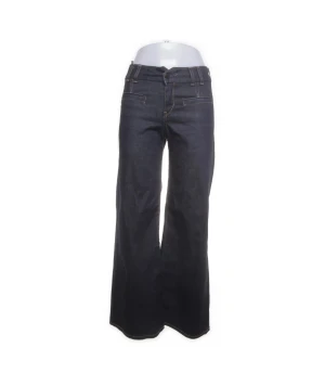 Levi's mörkblå bootcut jeans - Snygga mörkblå jeans från Levi's med klassisk bootcut passform och låg midja. Jeansen har fem fickor, kontrastsömmar och det ikoniska röda Levi's-märket på bakfickan. Perfekta för dig som gillar en retro vibe och bredare ben.❤️❤️❤️❤️❤️🔥