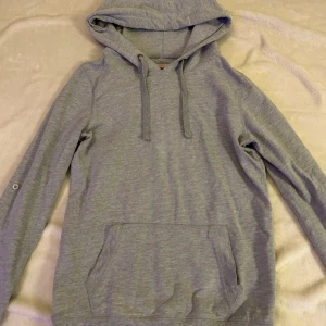Grå hoodie  - Säljer en grå hoodie i storlek XS. Hoodien är i väldigt fint skick.🩷