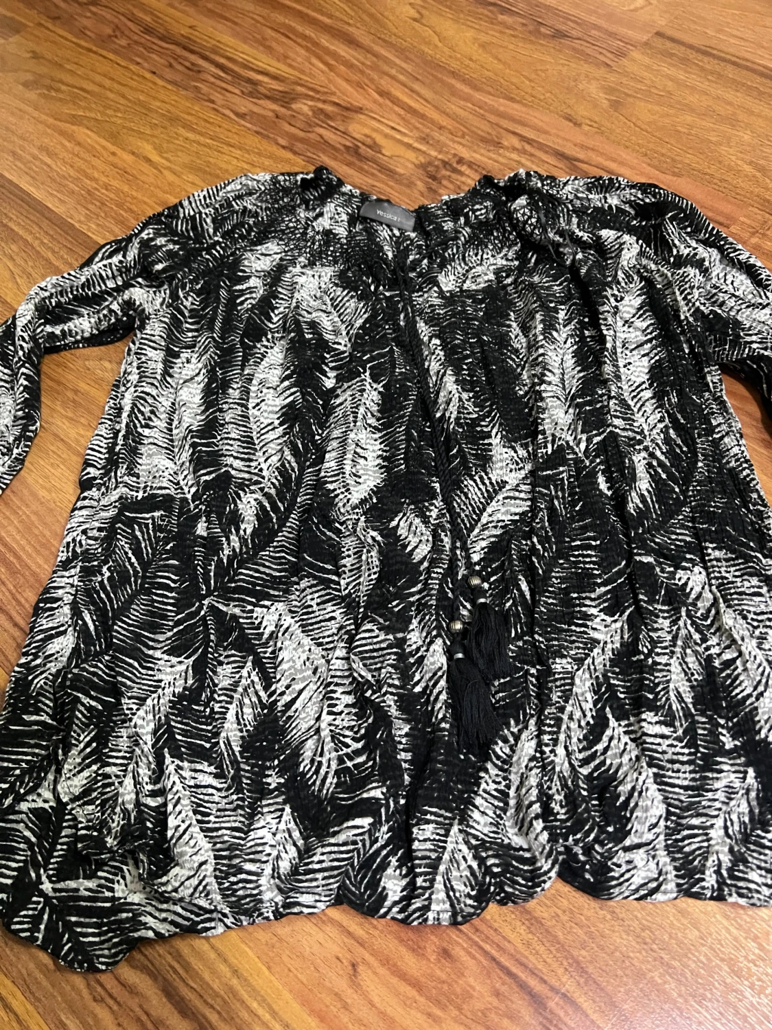 Svartvit mönstrad klänning från Violeta - 2