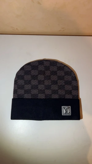 Svart mössa - En svart mössa helt ny med prislapp aldrig använd,perfekt för att ge en lyxig touch på din outfit 