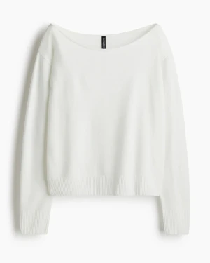 Vit offshoulder tröja - Säljer en vit offshoulder tröja från hm. Den är i storlek xxs men ganska stor i storleken. Säljer då den tyvärr inte kommer till användning. Pris kan diskuteras🩷
