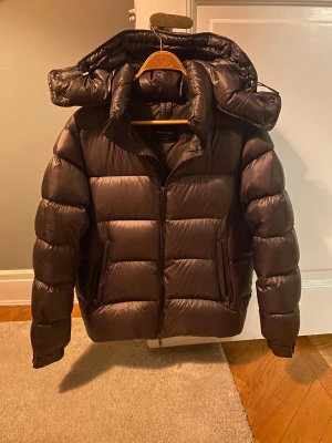 Pufferjacka från Massimo Dutti - Snygg olivfärgad pufferjacka från Massimo Dutti med stängbar luva och glansig färg. Skick 8/10 | Size: L | perfekt nu under vintern | Nypris: 2200kr | Mitt pris: 1200kr | Jackan var med i förra årets kollektion och är ytterst osäker om den kommer tillbaks i år | Jackan har en liten fläck och vet inte om den går bort då jag inte testat att få bort den | Hör av er om ni känner att ni behöver fler bilder eller är intresserade!