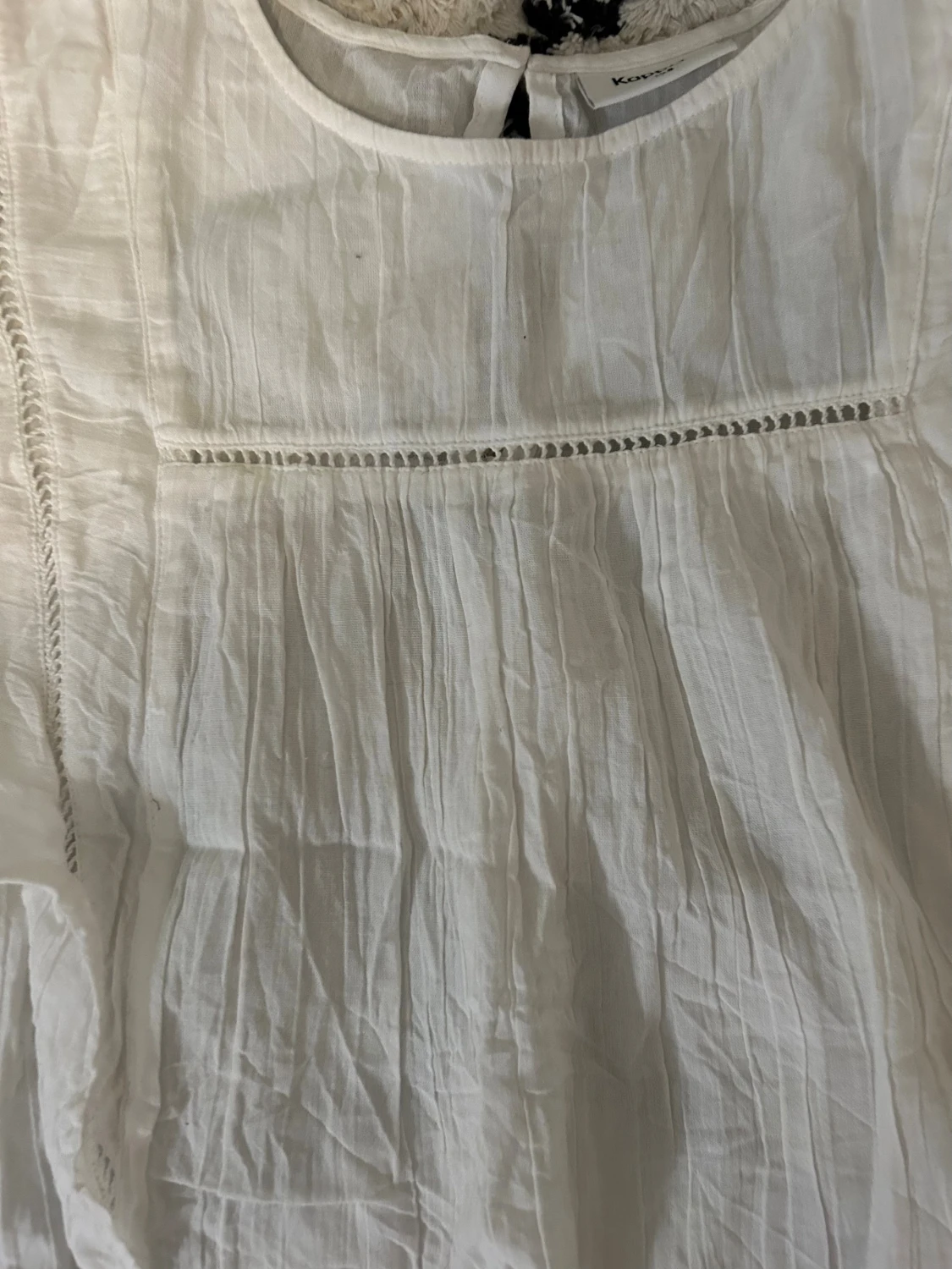 Vit blus med volang från Kappahl - 1