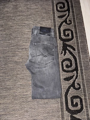 Replay anbass slim fit - Ett par gråa replay jeans i bra skick, inga hål osv. Strl 28 midjan strl 32 längden.