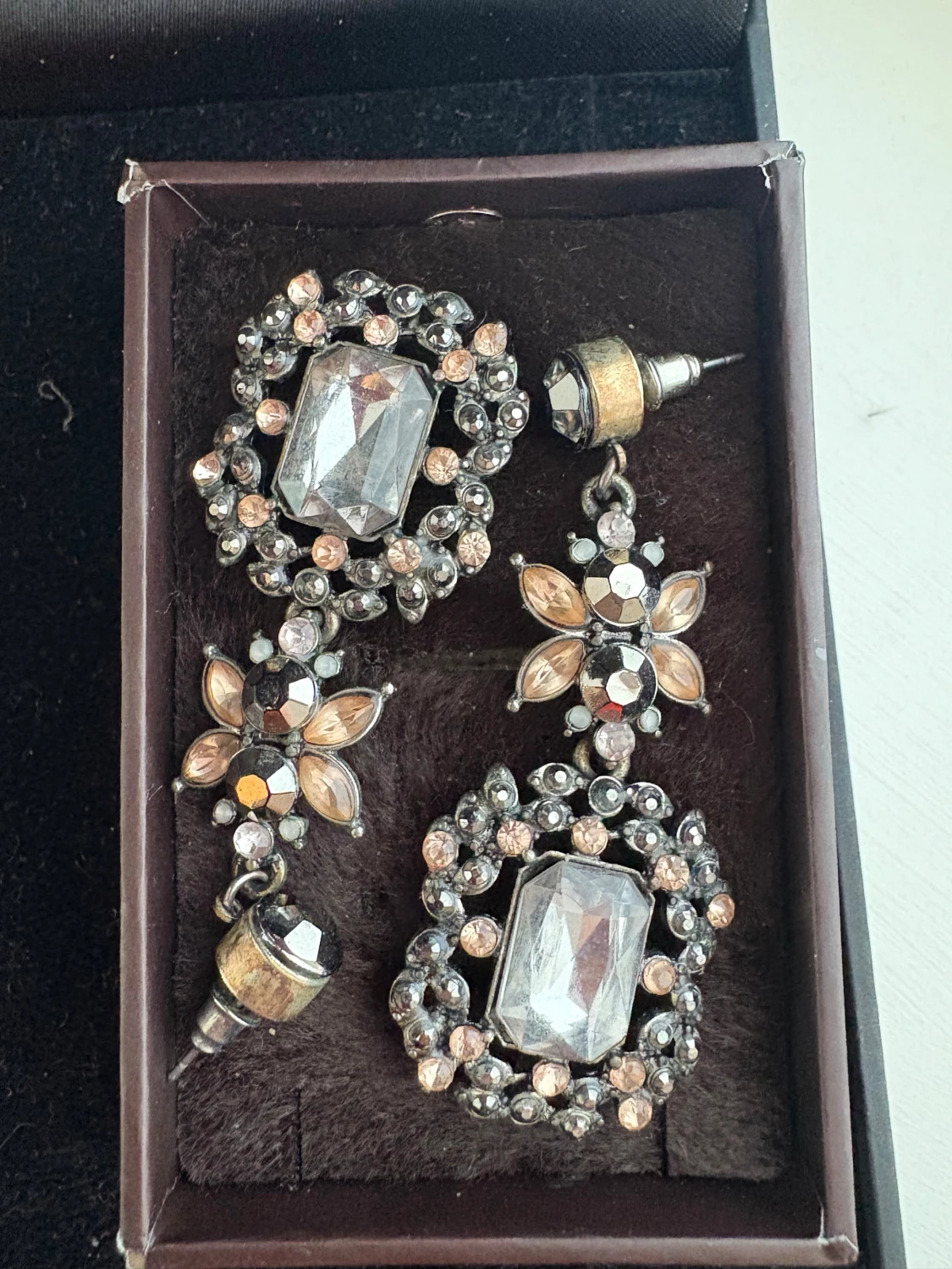 Glittriga örhängen med stenar - 1