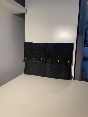 Datorfodral 💙 - Svart datorfodral av återvunna jeans med filt och silke inuti, guldiga nitar och magnetisk knapp!💙 Fodralet är ca 37x27 cm🌟