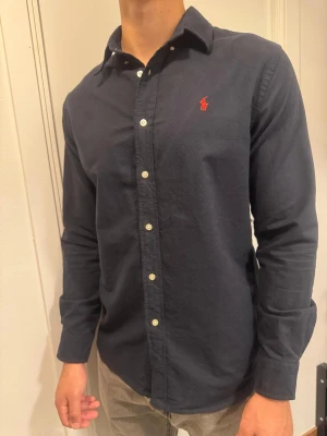 Ralph lauren skjorta - Säljer en svart Ralph lauren skjorta i storlek M. Den är i nyskick. Skriv om ni har frågor!👍