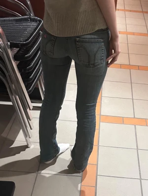 Miss Sixty jeans - Supersnygga Miss Sixty jeans i bootcut modell. De är i fint skick. Riktigt jeans tyg, ingen stretch, inga hål. Säljer då de inte passar mig längre. Lite slitna nere vid hälen