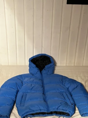 Everest Jacka Blå - Varm och bekväm everestjacka. Nyskick och använd väldigt sällan. Nypris 1100.