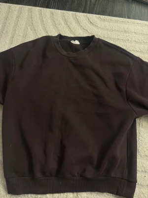 Brun sweatshirt från Gina Tricot  - En enkel brun sweatshirt från Gina Tricot i storlek M. Materialet är ett mjukismatrial och den har tvättats några gånger därav prickarna inuti. Nypris 299