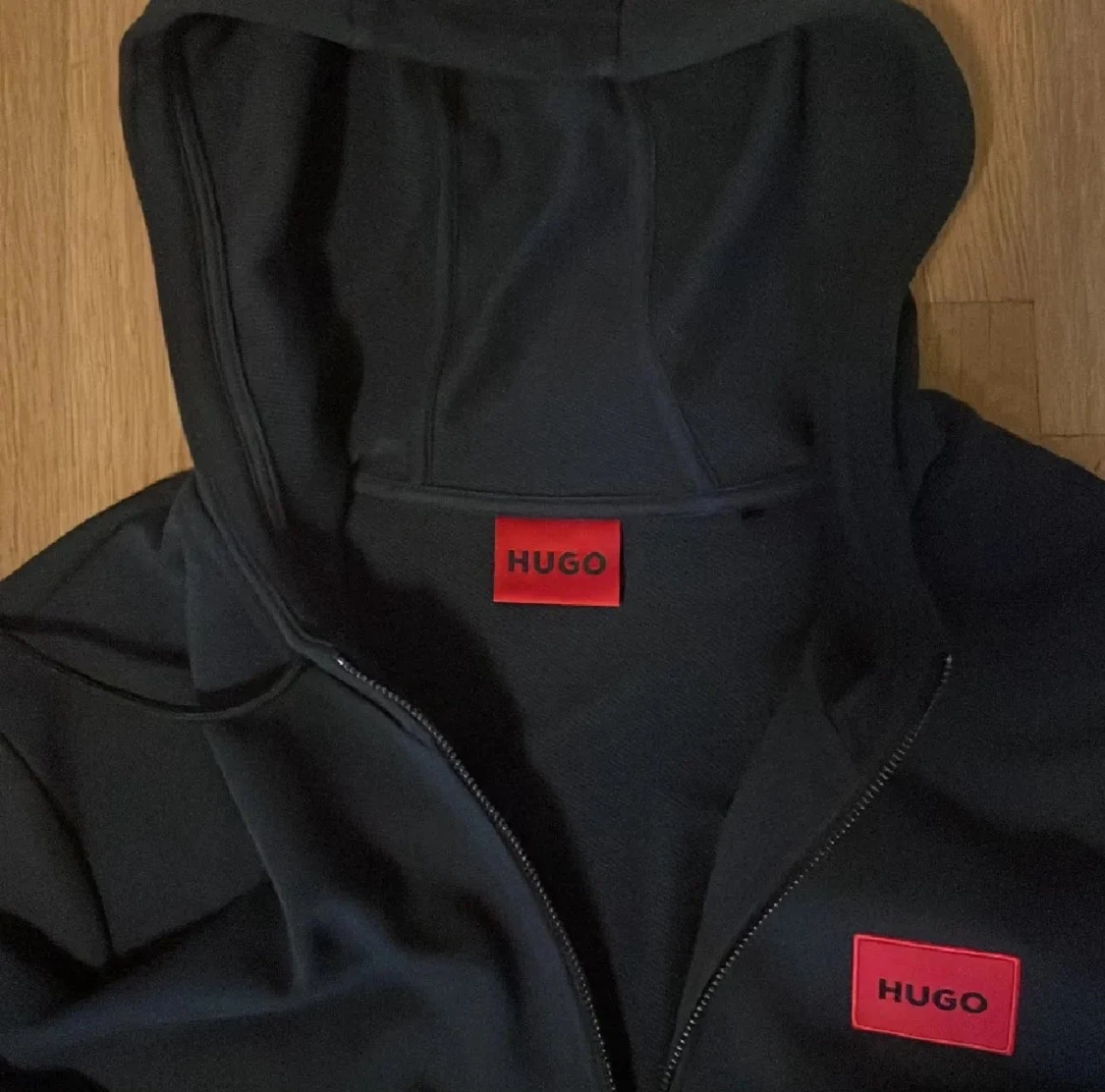 Svart hoodie från Hugo med röd logga - 2